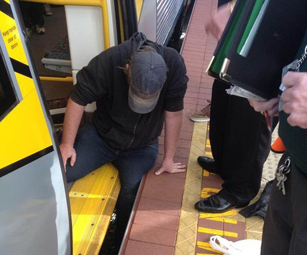 澳洲有爱：乘客腿卡站台缝隙 众人推动车廂获救‏