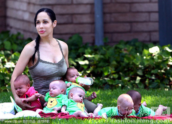 震撼!美国八胞胎母亲携14个孩子上街 场面壮观