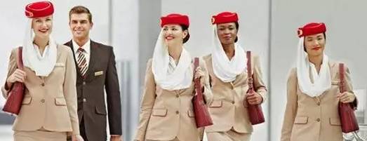 国际航班上的中国空姐：真希望自己的同胞 象他们的穿着一样体面‏