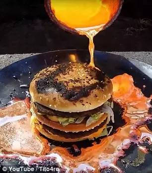 1000多度高温液体铜浇在麦当劳汉堡上，竟然一点事情都没有！堪称比诺基亚更坚挺的存在！