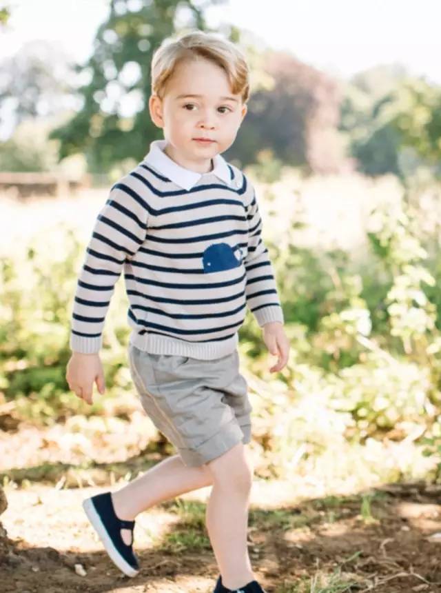 笑喷！英国乔治小王子3岁生日，他的成长史就是和老爸威廉头发的较量史...