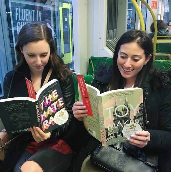 两个女生故意把书留在火车上，没想到竟然引无数人跟风！墨爾本果然是文化之都！