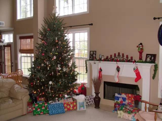 一位妈妈圣诞节竟然给小孩准备了300份礼物，孩子们拆礼物拆到手抽筋⋯⋯