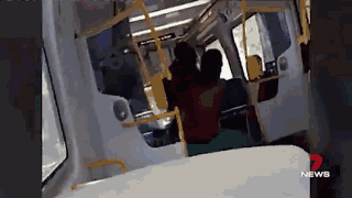 自找！黑人嘴贱骂澳洲土著，结果在火车上被揍飞！