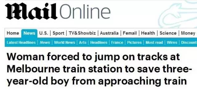 墨尔本火车进站时一个三岁男孩不慎掉落铁轨，一女子毫不犹豫跳下铁轨救了孩子一命