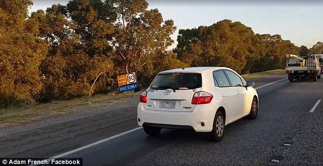 澳洲一位司机在高速上飞奔之时，无意间瞥了眼旁边的车，结果被吓壞了⋯⋯