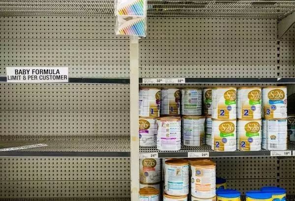 澳洲妈妈超市拍下影片惹争议，一群亚裔每天早上扫空奶粉货架