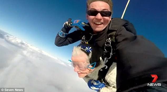 14000英尺的高空处，这个澳洲101岁老奶奶往下一跳，打破了世界紀錄