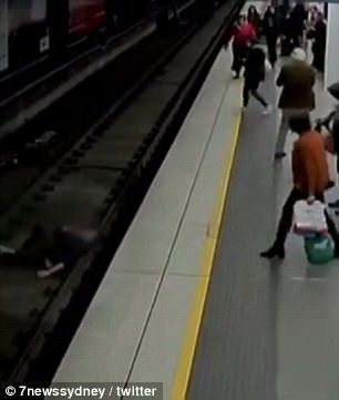 惊险：悉尼火车站一男子突然晕倒掉下铁轨，众乘客纷纷跳入轨道帮忙