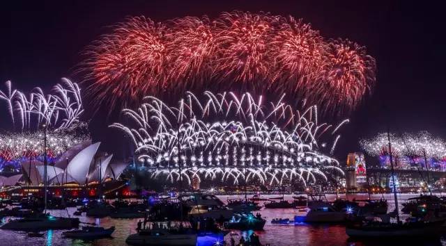 今年悉尼新年煙火表演將下起特別「彩虹雨」！附悉尼跨年攻略